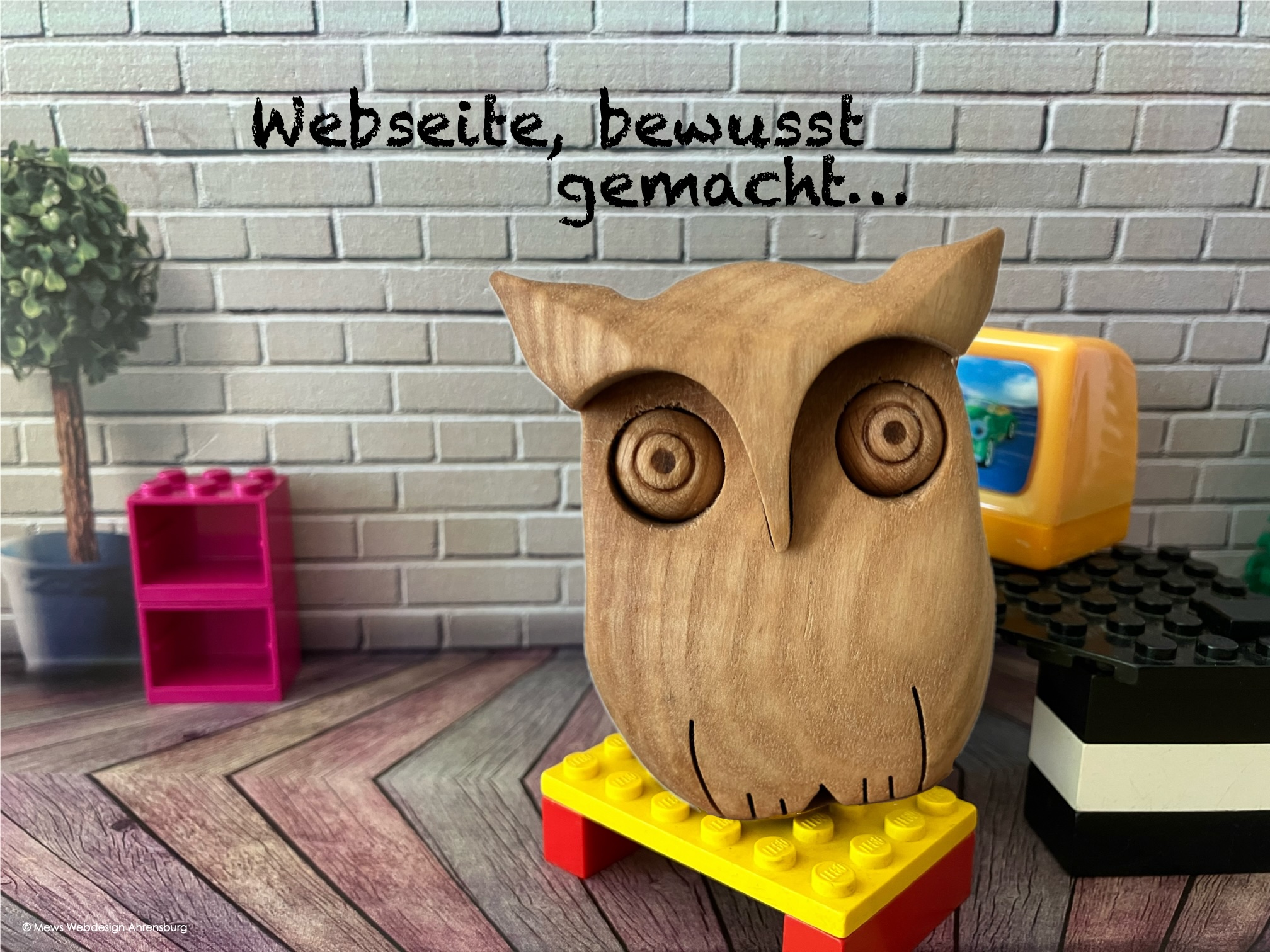 7 Gründe für eine Webseite Teil 2, Grafik: Eule sitzt vor Computer, Text: Webseite, bewusst gemacht