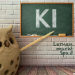 KI Pflichtschulung, Grafik mit Schultafel und Eule