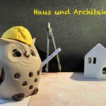 Bild mit Eule als Architektin vor einem Haus. Text: Haus und Architektur
