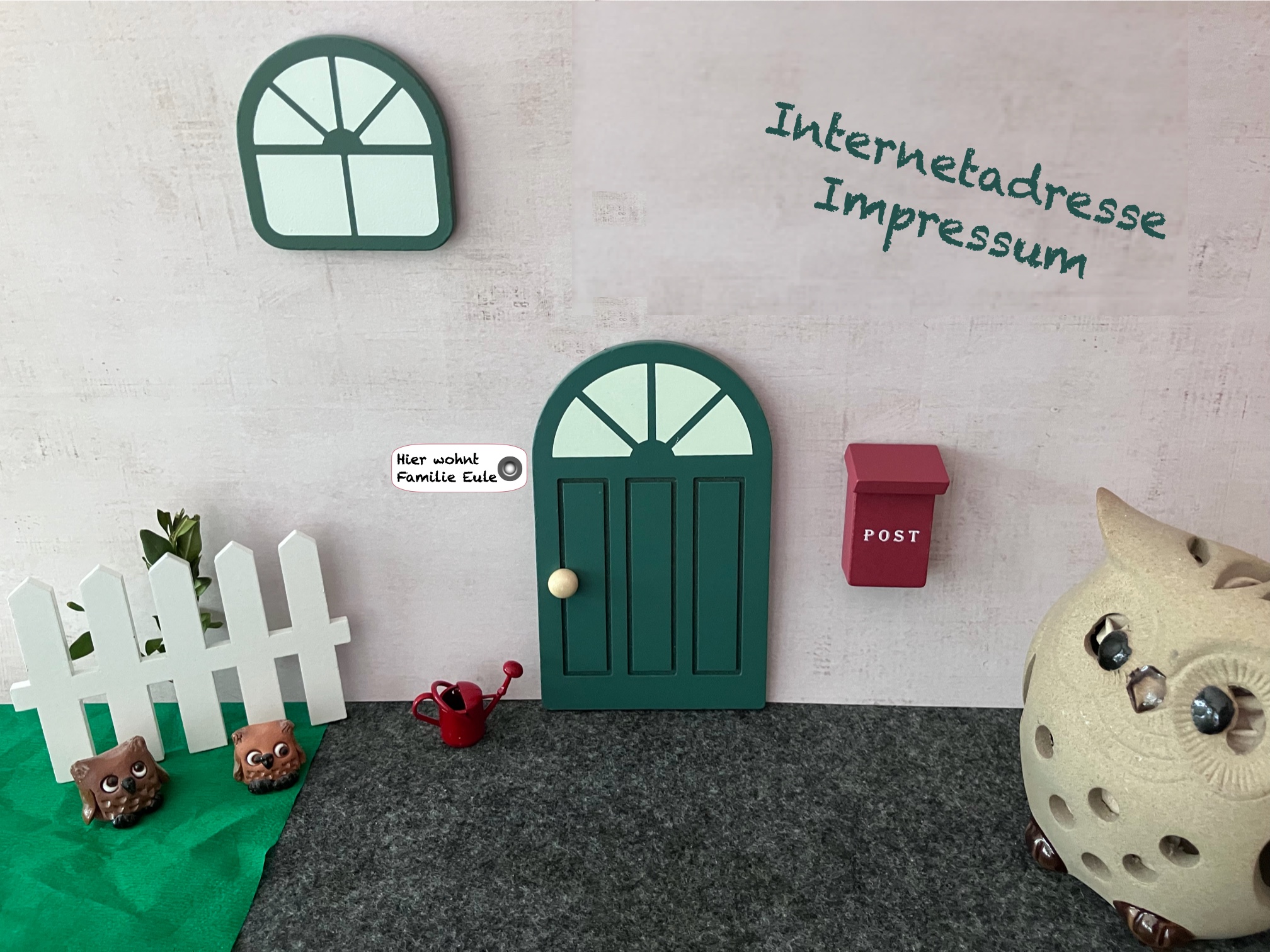 Illustration: Eule vor einer Haustür mit Namensschild, Text: Internetadresse Impressum